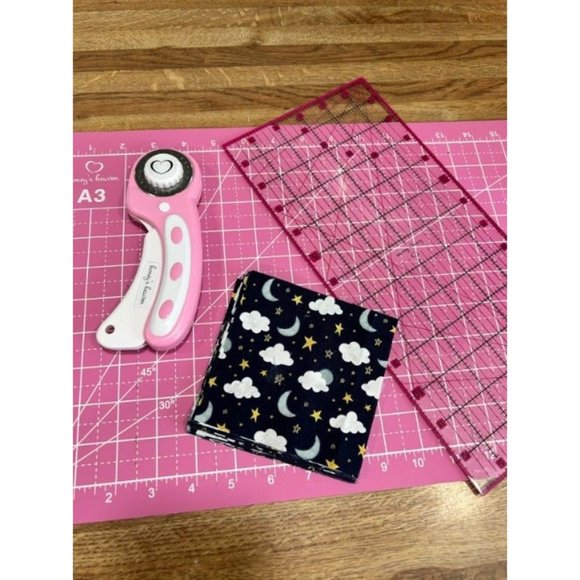 Rotary Cutter Set - Quilting Kit incl. 45mm Fabric Cutter, 5 Replacement Blades - Picture 2 of 2